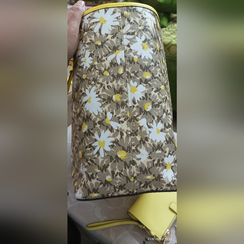 Combo: Authentic Michael Kors Jet Set Travel Signature Carryall Tote and Wallet - Picture 5 of 16